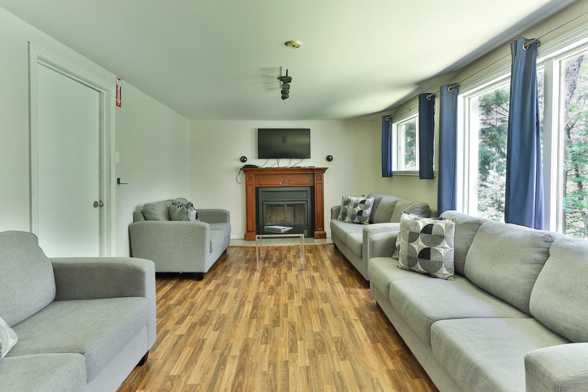 Repos ChaletLanaudiere Salon 1 min Repos ChaletLanaudiere Salon 1 min