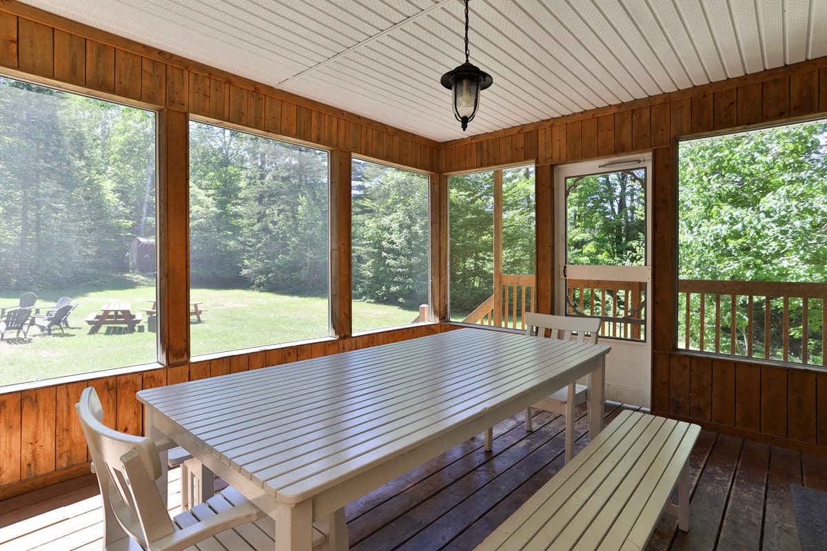 Taniere ChaletsLanaudiere Veranda min Taniere ChaletsLanaudiere Veranda min
