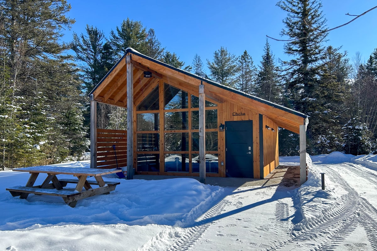 Mini chalet Cache Chalets Lanaudiere hiver exterieur 1 Mini chalet Cache Chalets Lanaudiere hiver exterieur 1
